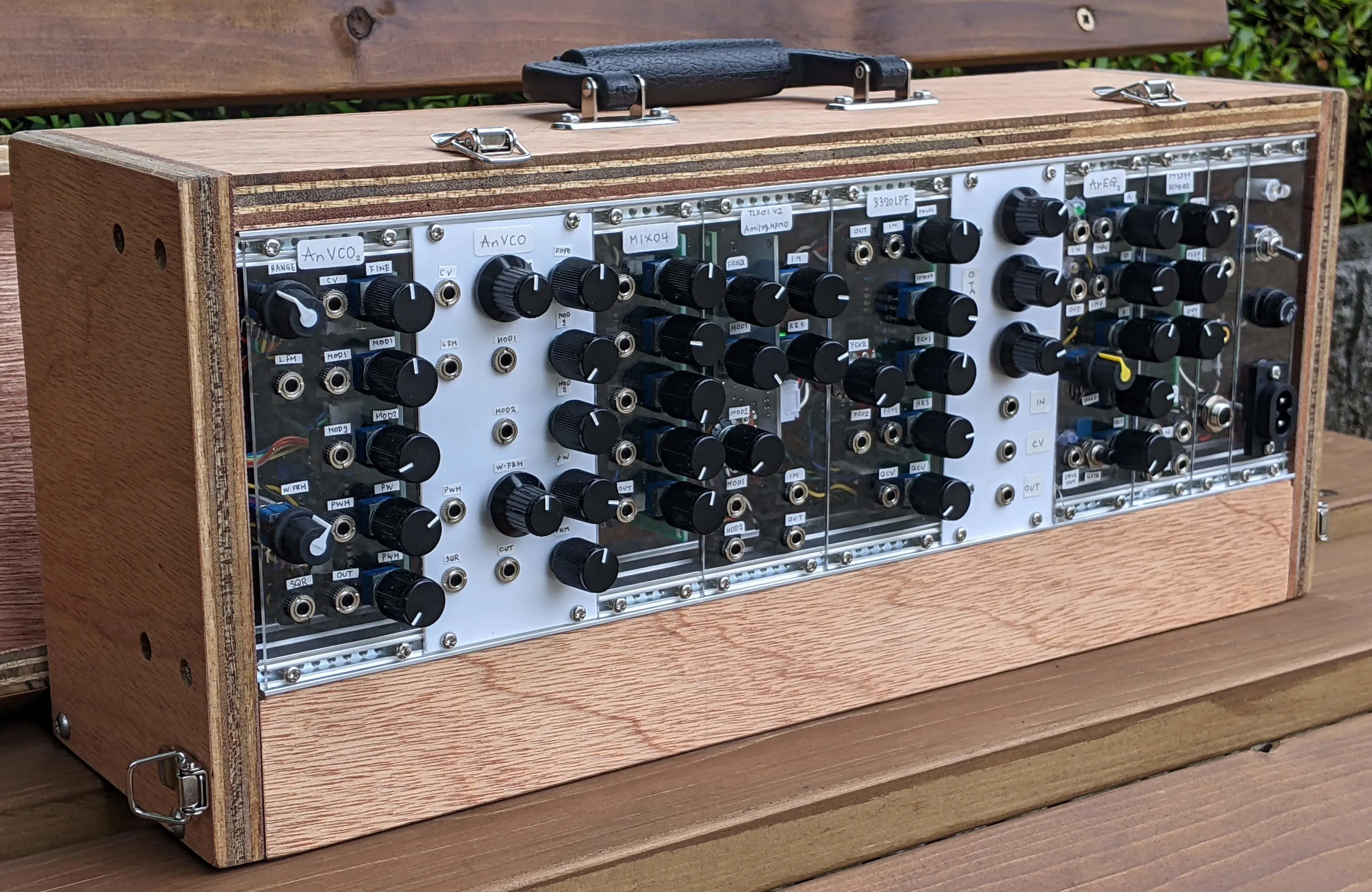 木製ケースに収めた自作シンセサイザーラック